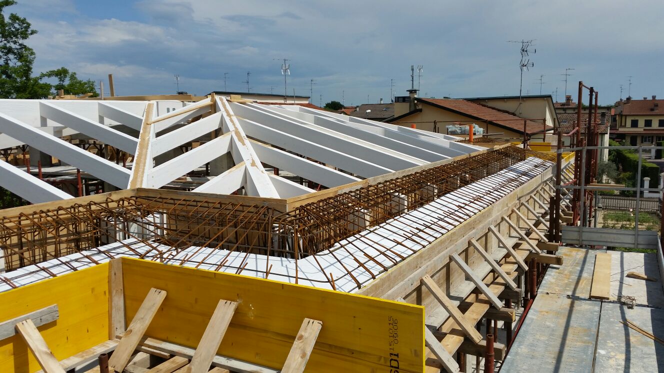 Realizzazione tetti in legno agenzia edile reale for Tetti in legno lamellare particolari costruttivi